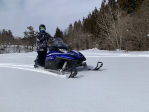 粉雪を舞い上げながら…